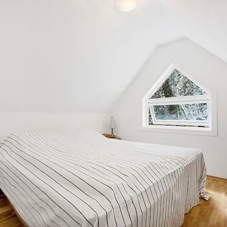 Idyllisk Rorbu I Lun Og Stille Havn
