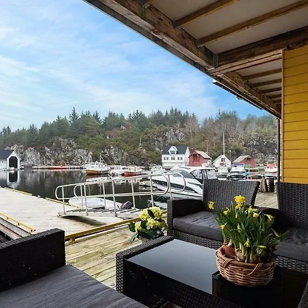 Idyllisk Rorbu I Lun Og Stille Havn Feriehus