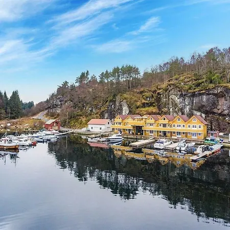 Holiday home Idyllisk Rorbu I Lun Og Stille Havn